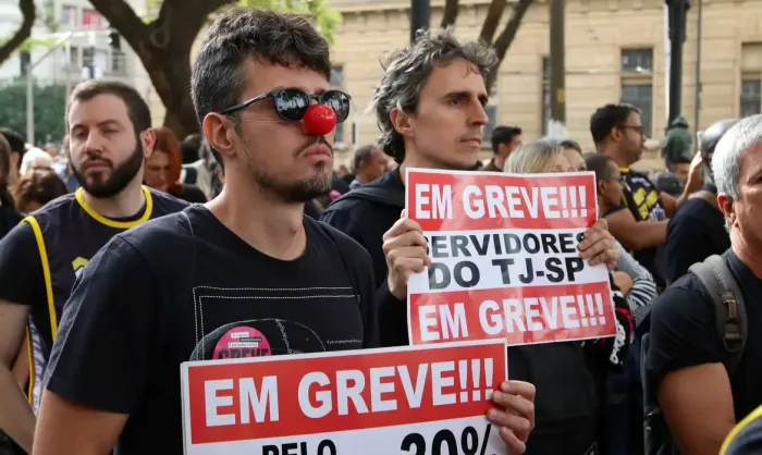 Servidores da Justiça de SP suspendem greve