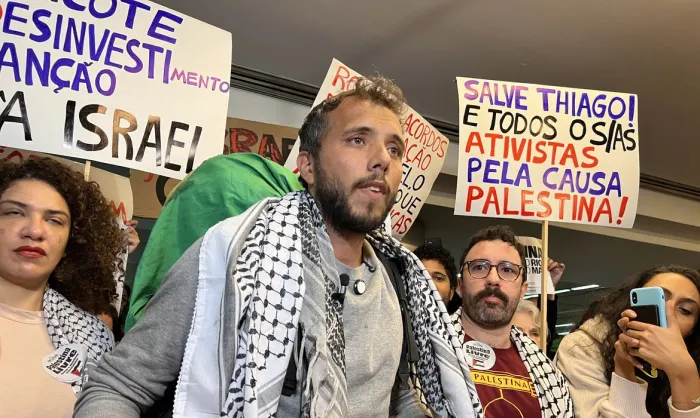 Thiago Ávila chega ao Brasil e é recebido por grupo pró-Palestina