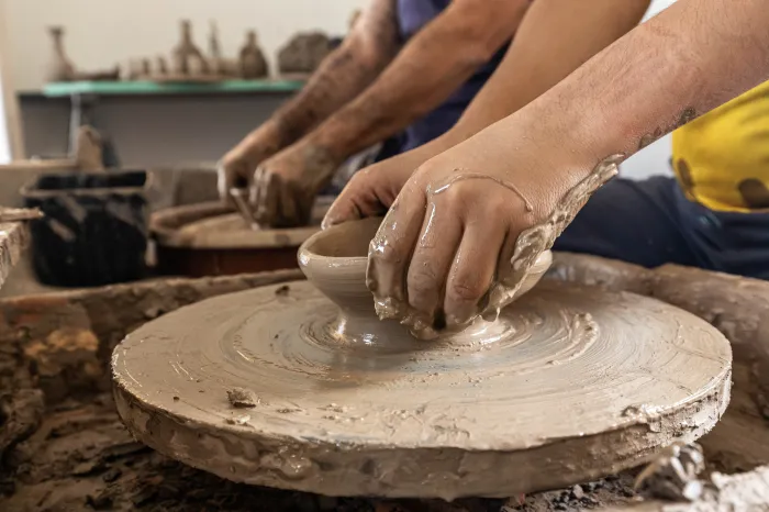 Oficina de cerâmica encanta crianças e famílias no Museu do Rio