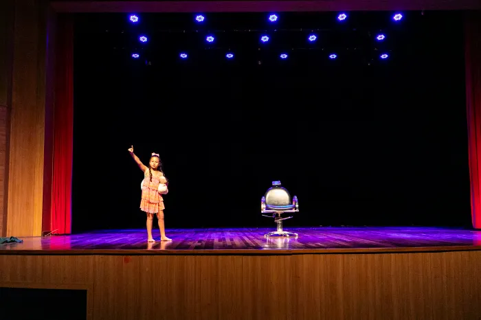 Aluna de Cuiabá emociona público ao interpretar criança vítima de acidente