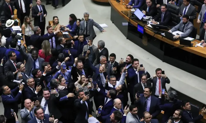 Câmara aprova retirada da MP do IOF da pauta; texto caduca
