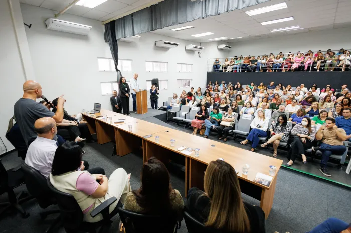 Prefeito elogia professores e aposta em êxito das escolas no combate à violência doméstica