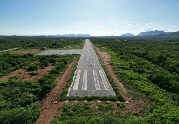 O projeto prevê uma pista de pouso e decolagem de 880 metros, com foco em receber aeronaves de pequeno porte da aviação geral.