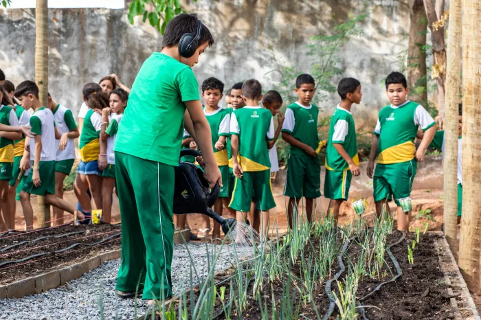 Escola de Cuiabá oferece hortas, salas multifuncionais e parque adaptado aos PCDs