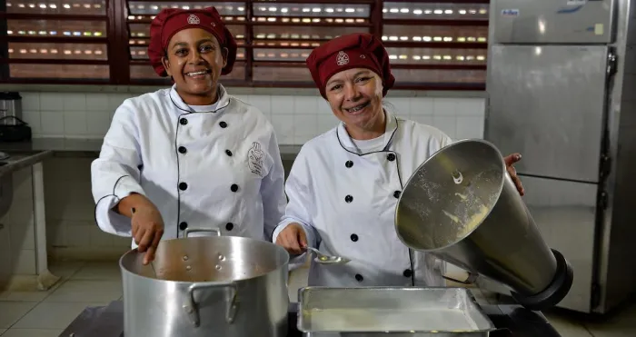 Dia da Merendeira Escolar: receitas secretas concorrem ao prêmio Cozinheiras da Educação deste ano