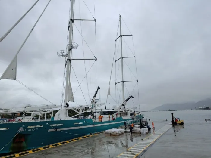 Veleiro movido a vento retoma exportação de café e cacau pelo Porto de São Sebastião