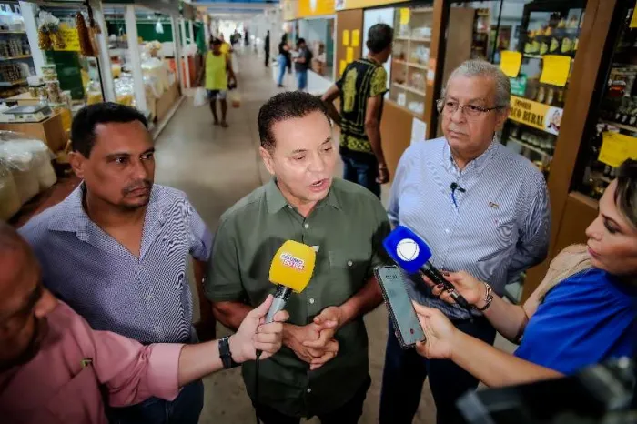 Botelho e Jayme Campos acompanham retomada das obras da feira do Porto