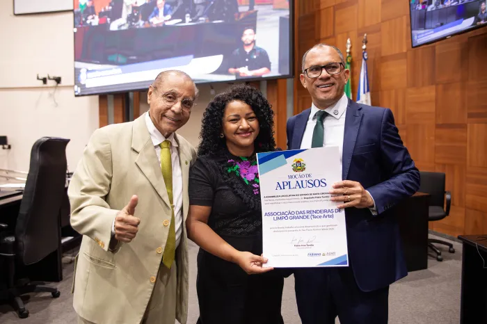 Deputado Fabinho Tardin entrega moções a mulheres que projetam Várzea Grande para o mundo