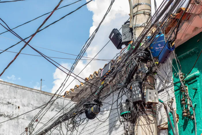 Mutirão remove fios soltos e cabos abandonados na Avenida das Palmeiras