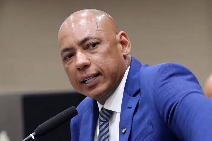 Sancionada lei proposta por Juca do Guaraná que garante inclusão de símbolo de doador de sangue em placas de atendimento prioritário