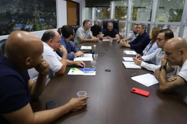 Prefeito e secretários alinham ações para regularização de ambulantes na cidade