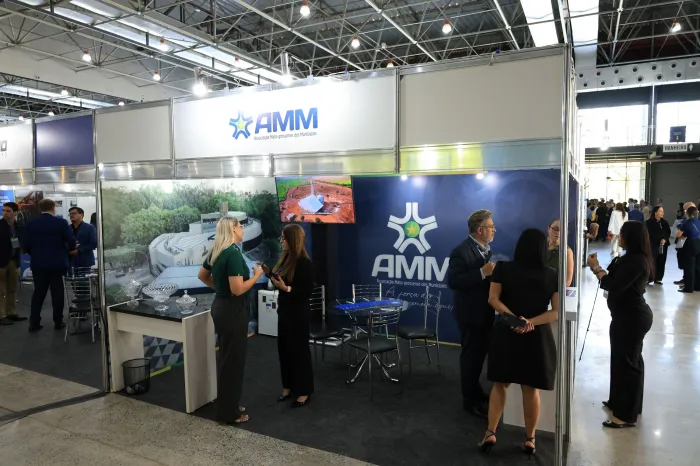 Estande da AMM recebe prefeitos e visitantes na Expominério 2025