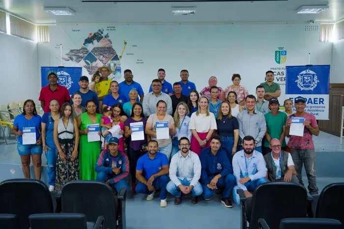 Prefeitura e Empaer entregam cartões do Fundaaf a 15 produtores rurais