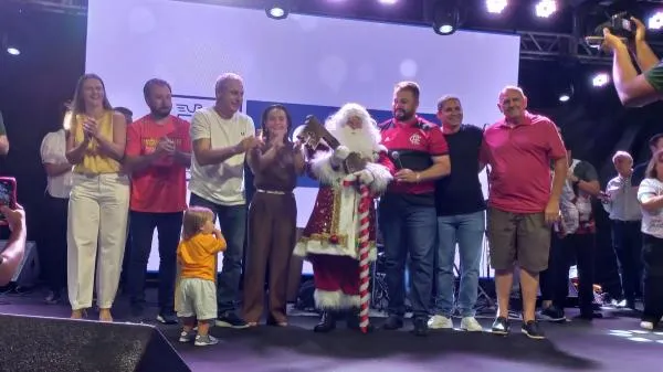 Vereadores prestigiam abertura do Natal Luz 2025