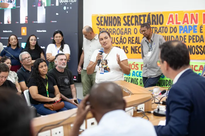 Mães e pais pedem contratação de professores de apoio pedagógico para estudantes com deficiência
