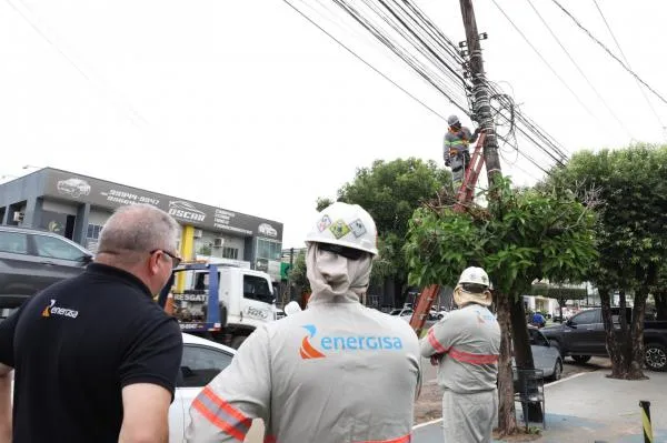 Ação conjunta promove retirada de cabos irregulares em vias urbanas de Sorriso